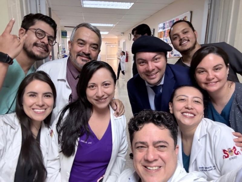Dr. Reck-Burneo und das Team des Ecuador Hospital