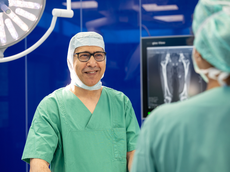 Dr. Yousefi im OP Dr. Yousefi im OP
