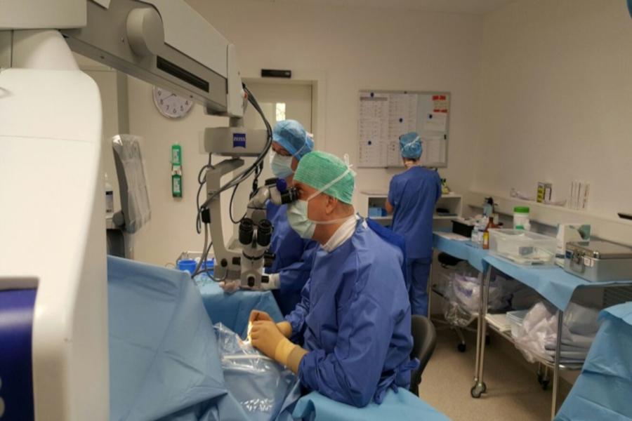 das augenzentrum - Prof. Fankhauser during the operation das augenzentrum - Prof. Fankhauser during the operation