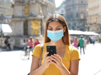 Patientin sucht medizinische Informationen im Internet
