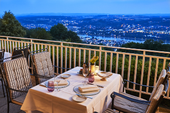 Grand Hotel Petersberg Restaurant Bills Terrasse am Abend