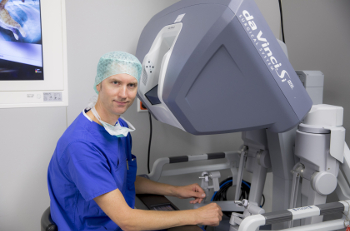 Prof. Ganzer praktiziert Nierenoperationen mit DaVinci-Operationsroboter